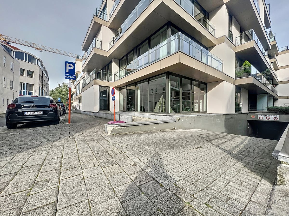 Parking space on the edge of the center of Ghent - photo 2