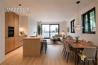 <p><span>Nieuwbouwappartement (81 m²) met 2 slaapkamers en zuid-georiënteerd terras (6 m²) in Antwerpen (2020).</span></p><p><span> </span></p><p><span>Het pand is gelegen op de hoek van twee eenrichtingsstraten. Er is een ruim aanbod aan bussen en trams beschikbaar en ook aan velo-stations is er geen gebrek in de nabije omgeving. Verder bereik je de oprit tot de snelweg in slechts enkele minuten.</span></p><p><span> </span></p><p><span>Het hoekappartement maakt deel uit van een nieuwbouwproject bestaande uit vier appartementen en wordt verkocht onder standaard registratierechten zijnde 2 of 12%! Het is gelegen op de derde verdieping. Er is een lastenboek aanwezig en bij voltooiing van het project zal het appartement over een uiterst gunstige EPC-score A beschikken. Het appartement zal voorzien worden van een warmtepomp, vloerverwarming, ventilatiesysteem D, en zonnepanelen met 1.500 Wp (+- 1.275 kWh per jaar). De buitenmuren worden geïsoleerd met 14cm PUR, de vloerisolatie met 10cm gespoten PUR, dakisolatie 16cm PUR (platte daken) en 22cm minerale wol (tussen balken, hellende daken). Het buitenschrijnwerk wordt uitgevoerd in aluminium Reynaers. </span></p><p><span> </span></p><p><span>Het appartement heeft een mooie oppervlakte van 81 m² en heeft een gunstige indeling. De leefruimte met open keuken is 35 m² groot en je geniet hier van veel lichtinval dankzij de ligging in de hoek van het gebouw. Van hieruit heb je ook toegang tot het zuid-georiënteerde terras (6 m²). Verder zijn er twee volwaardige slaapkamers van 11 m² en 15 m² aanwezig en ook beschikt het appartement nog over een badkamer van 4 m², een aparte wc en aparte berging (4 m²).</span></p><p><span> </span></p><p><span>Ben je op zoek naar een appartement waarin je zonder zorgen je intrek kan nemen? Mis deze kans niet! Bewoonbare opp. 81 m² ref.: bruto vloeropp. EPC. Voor meer info of een gratis schatting surf naar </span><span><span>www.hansimmo.be</span></span><span><br /><br /></span></p><p><span><br /><br /></span></p>