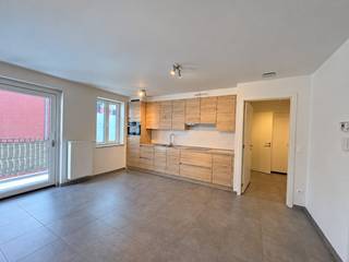 <p>Inschrijven voor het appartement kan via volgende link: https://bit.ly/4jRP6fg -> "maak een afspraak"</p><p>Dit <strong>instapklare appartement</strong>, gelegen aan de <strong>Geraardsbergsesteenweg 87A bus 11 in Aalst</strong>, biedt een ideale combinatie van hedendaags wooncomfort, een praktische indeling en een uitstekende bereikbaarheid. Dankzij de gunstige ligging, nabij <strong>station Haaltert, scholen, winkels en belangrijke invalswegen</strong>, met een vlotte verbinding naar de oprit van de autosnelweg, geniet u hier van een uitstekende mobiliteitsscore.<br />Met een <strong>bewoonbare oppervlakte van 80 m²</strong> beschikt het appartement over een inkomhal met <strong>afzonderlijk gastentoilet, twee slaapkamers</strong> en een badkamer met <strong>inloopdouche en dubbele lavabo</strong>. De lichtrijke leefruimte sluit naadloos aan op de <strong>volledig geïnstalleerde open keuken</strong> en biedt toegang tot het <strong>terras</strong>, waar u heerlijk kunt ontspannen en genieten van de buitenlucht. Daarnaast zorgt een praktische berging voor extra opbergruimte.<br />Een bijkomende troef is de <strong>autostaanplaats in de ondergrondse parkeergarage</strong>.<br />Ook op energetisch vlak scoort dit appartement uitstekend, met een <strong>energielabel A en een bijzonder lage energiescore van slechts 67 kWh/(m² jaar)</strong>. Bovendien is de elektrische installatie volledig conform de geldende voorschriften.<br /><strong>Een energiezuinig en instapklaar appartement op een strategische locatie, ideaal voor wie comfortabel wil wonen met alle voorzieningen en belangrijke verbindingswegen binnen handbereik!</strong></p><p><strong>Huurprijs:</strong> €900/maand<br /><strong>Provisie gemeenschappelijke kosten:</strong> €80/maand<br /><strong>Beschikbaar vanaf 1 november 2026</strong></p>