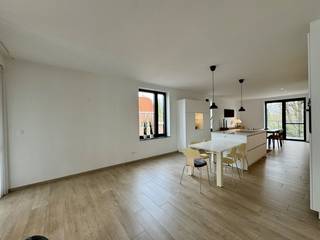 beschikbaar vanaf 01/05/2026 - Pal in de dorpskern van Beerse ligt een eigentijds appartementsgebouw (bouwjaar 2019) met hoogwaardig afgewerkte appartementen, waar het comfortabel en rustig vertoeven is.<br /><br />De goede centrale ligging in de dorpskern, waardoor allerhande voorzieningen en winkels op korte wandelafstand liggen, alsook het prachtige uitzicht over het aanpalende gemeentelijk park, zorgen voor een unieke woonlocatie.<br /><br />Dit appartement op de 2e verdieping beschikt over een aangename lichtrijke leefruimte met salonhoek aan de straatzijde en een knappe open leefkeuken. De keuken is kwalitatief uitgevoerd met veel opbergkasten en -schuiven, moderne toestellen (combi-oven, vaatwas, inductievuur met geïntegreerde afzuiging, koelkast, diepvries), en een stenen blad uit wit composiet.<br /><br />De leefruimte loopt na de centrale leefkeuken verder door naar achter, waar men het terras met uitzicht over de tuin en het park kan bereiken. Ook aan de voorzijde, palend aan de salonhoek is er een terras.<br /><br />Aan de keuken paalt de berging, uitgerust met ingemaakte kasten en een handig werkblad voor wasmanden, spullen, ...<br /><br />De ruime slaapkamer (met elektrisch bedienbaar rolluik) is aan de achterzijde gelegen.<br /><br />De badkamer en het apart toilet liggen centraal in het appartement. Er is een ruime inloopdouche en een groot badkamermeubel met dubbele wastafel en spiegelkast.<br /><br />Het appartement is daarenboven uiterst energiezuinig aangezien de verwarming verloopt via een zuinige warmtepomp, gekoppeld aan een grote hoeveelheid zonnepanelen.<br /><br />Indien gewenst kan een autostaanplaats in de kelder bij gehuurd worden.<br />Een gemeenschappelijke fietsenberging met oplaadvoorziening is mee voorzien in de verhuring.<br /><br />Neem gerust vrijblijvend contact op voor verdere informatie.<br /> 