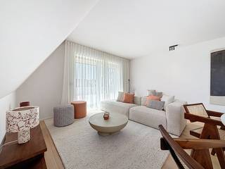 Exclusieve penthouse op de 8e verdieping met een uitzonderlijk en panoramisch uitzicht over het duinen en natuurgebied van Nieuwpoort-Bad. Gelegen op een unieke toplocatie, op wandelafstand van de zee, winkels en openbaar vervoer.<br />Dit recent gerenoveerde appartement werd met oog voor detail afgewerkt en biedt een stijlvolle, hedendaagse woonbeleving.<br />De indeling omvat een inkomhal met apart toilet, een moderne badkamer met inloopdouche en twee slaapkamers, waarvan één met vrijstaand ligbad. De lichtrijke leefruimte met open keuken geeft uit op het zuidgerichte terras, waar u geniet van een uniek panorama over de omliggende natuur.<br />Mogelijkheid tot aankoop van een gunstig gelegen garagebox in het ondergronds complex