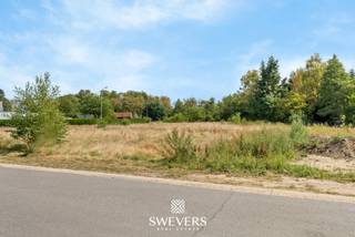 Voor meer info en foto’s, surf naar www.swevers.be – In een rustige woonwijk in Koersel ontdek je deze gunstig gelegen bouwgrond van 4a 60ca. Met een perceelbreedte van 10,25 meter en een diepte van bijna 40 meter biedt het lot tal van mogelijkheden voor een halfopen bebouwing, volledig naar eigen wens en stijl (onder voorbehoud van vergunningen). Dankzij de zuidoostelijke oriëntatie geniet je van een mooie lichtinval en een zonnige tuin, ideaal voor wie graag binnen én buiten comfort zoekt. De ligging in de Hubert Droogmansstraat combineert rust met bereikbaarheid: Be-Mine ligt op wandelafstand, net als scholen (400 m), restaurants (500 m) en sportfaciliteiten. Winkels en supermarkten bereik je binnen 3 km. De vlotte verbinding met het openbaar vervoer (bushalte op 180 m, station op 3,5 km) en de nabijheid van de E313 (8 km) maken deze locatie bijzonder praktisch. Kortom, een ideale bouwgrond voor jonge gezinnen, actieve koppels of investeerders die waarde hechten aan ruimte, licht en ligging. Voor meer informatie, bel 011 255 155.