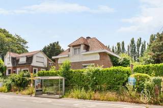 Deze te renoveren woning met aangename tuin is mooi en goed gelegen en biedt enorm veel potentieel. Omheinde tuin, handige oprit, en een degelijke woonst met enorm veel mogelijkheden. Grote aangename ruimtes met lichtinval, degelijke bouw, ideaal voor mensen op zoek naar een eigen project. Bezoek na afspraak met Immo Beguin: info@immobeguin.be