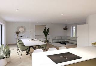 We Invest Malmedy biedt u dit nieuwe huis met omheinde schil aan, gelegen in het charmante dorpje Hedomont. Het ligt op een aangelegd terrein met alle essentiële voorzieningen. Dit sleutelproject omvat het perceel met zijn landschapsarchitectuur, een regenwatertank van 10.000 liter, een microzuiveringsinstallatie, een drainagesysteem en verbindingsleidingen naar de straat. Het water, de driefasige elektriciteit, de VOO- en Proximus-aansluitingen zijn al naar de straat gebracht en er is terrasbeplanting voorzien om meer privacy te garanderen. De bestrating aan de voor- en achterkant van het huis is voltooid. Begane grond: inkomhal, toilet, grote woonkamer en keuken van 52m2, garage met gemotoriseerde sectionale deur. 1e verdieping: een nachthal, een toilet, 2 slaapkamers, een badkamer en een master suite bestaande uit een slaapkamer, een kleedkamer en een doucheruimte. 2e verdieping: een zolder voor opslag. Dit geeft een totale oppervlakte van 192,13 m2. Wat de afwerkingen betreft, ben je vrij om ze aan je eigen smaak aan te passen. Je kunt ook een beroep doen op de bouwer om een huis te creëren dat helemaal bij jou past. Dit is een unieke kans om je eigen huis op maat te bouwen, terwijl je profiteert van een goed ontwikkeld en gestructureerd project.