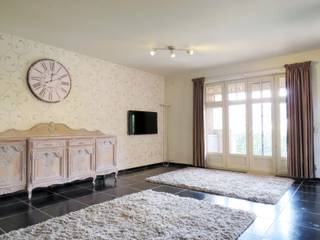 Charmant en rustig gelegen tweeslaapkamer appartement.<br /><br />Op de eerste verdieping vinden we dit charmante appartement met 2 slaapkamers. <br />Deze woongelegenheid heeft een mooie oppervlakte van 91 m² en beschikt over een zeer gunstige EPC-score B. <br /><br />We betreden het appartement via de inkomhal met apart gastentoilet. Van hieruit bereikt u de gezellige leefruimte met toegang tot een overdekt terras.<br />Tevens vinden we aansluitend de keuken, ingericht met de nodige toestellen en is er voldoende opbergruimte in een aanpalende berging. <br /><br />Verder werd de badkamer voorzien van een dubbele lavabo, ligbad en douche. De twee slaapkamers zijn ruim en bieden u een optimale nachtrust gezien de rustige locatie. <br /><br />Er is een lift aanwezig die u naar alle verdiepingen brengt, alsook de kelderverdieping. Hier vinden we een ondergrondse autostaanplaats en een private kelderberging voor extra stockage. Deze staanplaats en berging zijn INBEGREPEN IN DE PRIJS. <br /><br />Troeven:<br />- Energiezuinig met score B<br />- Elektrische keuring geldig tot 2032<br />- Instapklaar<br />- Ondergrondse parkeerplaats en berging maar ook voldoende gratis parking rondom het gebouw<br />- Rustige locatie<br /><br />Ben je benieuwd en wens je een bezoek? Contacteer ons op het nummer 014 58 02 08 of via info@immovl.be