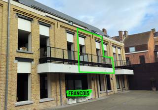 In de Elverdingestraat, pal in het centrum van Ieper, ligt dit modern appartement met twee slaapkamers, een autostaanplaats en een terras...