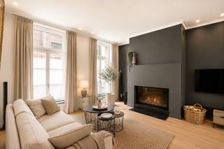 <p>Are you looking for a characterful townhouse in a prime location in the center of Lier? Then this is your opportunity. This beautifully renovated and charming home is a true gem, where all assets come together and where every step continues to surprise.</p><p>You are welcomed through the spacious entrance hall, which immediately conveys a sense of openness and elegance. Here you will find a practical cloakroom and a guest toilet. From the entrance, you already catch a glimpse of the inviting living area, where the fireplace takes center stage and guarantees warm, cozy moments. Adjacent is the dining room, which, thanks to its direct connection to the garden, is bathed in natural light. Every season brings its own unique atmosphere, enhanced by the abundant daylight.</p><p>The separate kitchen is fully equipped with modern appliances and offers every comfort for cooking enthusiasts. The adjoining utility room is an added practical advantage and integrates seamlessly into the whole. In addition, there is a spacious storage room with direct access to the garden.</p><p>The city garden is a true oasis of tranquility, a rare luxury in the heart of Lier. The charming garden pavilion completes the setting and can be arranged as a lounge, covered outdoor kitchen, BBQ area, or even a wellness space with a jacuzzi — the possibilities are endless.</p><p>Via the elegant staircase, we reach the first floor, where you will find three full-sized bedrooms and a centrally located bathroom equipped with a bathtub, shower, and double sink.</p><p>The top floor houses the master bedroom, a unique and versatile space that immediately charms with its beautiful exposed beam structure. Here too, comfort is guaranteed, with a fully equipped private bathroom.</p><p>This property perfectly combines space, light, comfort, and character in an exceptional location. Are you ready to be convinced by this unique living experience? Contact us today to schedule a viewing and discover the many additional features this home has to offer.</p><p>Contact your real estate agent for more information:<br />0488 42 42 24 – Nico Di Taranto</p>