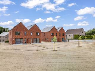 **85% VERKOCHT!!** Met trots bieden wij u deze prachtige urban villa aan, gelegen in het groene hart van Haasrode. Deze architecturale parel met een bewoonbare oppervlakte 270m<sup>2</sup> wordt gebouwd met eerstekeuze bouwmaterialen en energiebesparende maatregelen. De woning wordt uitgerust om te voldoen aan de hedendaagse noden van haar toekomstige bewoners, zoals zonnepanelen, regenwaterrecuperatie en ventilatiesysteem D. Daarnaast beschikt de woning over vloerverwarming, aangedreven door een geothermische warmtepomp (met passieve koeling), wat zorgt voor een aangenaam, energie-efficiënt en kostenbesparend binnenklimaat, het hele jaar door. De urban villa heeft een eigen terras van 21m<sup>2</sup> en tuin van maar liefst 185m<sup>2</sup>, omringd door een groen parkgebied. De gelijkvloerse verdieping omvat een leef- en woonruimte met open keuken, die naadloos overgaat in de buitenruimte. Op de bovenverdiepingen bevinden zich vier slaapkamers, een badkamer, een apart toilet en een zolderruimte voor extra opbergruimte of tot 2 bijkomende slaapkamers. De woning beschikt over een privé kelder en twee autostaanplaatsen in de ondergrondse garage. Een extra pluspunt zijn de ruime afwerkingsbudgetten, waarmee u volledige vrijheid heeft om de woning naar eigen smaak af te werken. Wilt u de eerste bewoner zijn van deze gloednieuwe woning? Interesse? 016 22 82 22 of info@homies.be