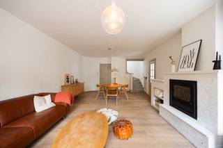 Op een strategische locatie in Bonheiden en op wandelafstand van het centrum, tref je deze instapklare woning met mooie tuin. <br />De woning heeft al een grondige renovatie achter de kiezen en is klaar voor een nieuw gezin dat op zoek is naar gemoedsrust.<br /><br />De tuin is volledig omheind en afgesloten met een toegangspoort. Verder beschikt de woning over veel parkeermogelijkheden, zowel aan de straatkant als op het perceel.<br />Vooraan kan je ook een uitpandige garage terugvinden, handig voor de fietsen of een 2de wagen.<br /><br />Als u de woning binnenkomt geniet u meteen van veel lichtinval door de grote raampartijen en de moderne uitstraling.<br />De woonkamer heeft een prachtige parketvloer, en is stijlvol ingericht en voorzien van een gezellige houthaard. Achterin de woonkamer bevindt zich de eetplaats, maar ook de aansluiting tot de ruime en volledig geïnstalleerde keuken. Ook hier is ruimte voor een eettafel. <br /><br />Aansluitend treft u een wasruimte en berging, maar ook een bureauruimte met zicht op groen. Deze ruimte is uitgerust met een airco voor de warme zomermaanden.<br />De badkamer is voorzien van een bad, toilet en dubbele lavabo. <br /><br />Verder beschikt de woning over een ruime master bedroom, en 2 extra slaapkamers. Perfect voor een gezin dat ruimte zoekt. Eén van deze kamers beschikt over een handige zolderruimte. Achterin de woning is er nog een praktijkruimte aanwezig, perfect voor mensen met een zelfstandige activiteit of hobby!<br /><br />Mis deze kans niet, en maak snel een afspraak op onze bezoekdag!