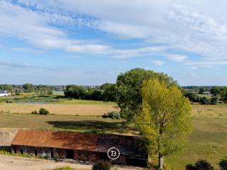 Op een royaal perceel van een halve hectare dicht bij het centrum van Torhout, doch rustig gelegen en vlak bij alle voorzieningen staat deze authentieke 19e eeuwse hoeve.<br /><br />De bestaande constructie bestaat uit een stevige gebouwstructuur met authentieke dakgebinten, houten balken en oorspronkelijke buitenmuren. De woning is momenteel volledig gestript en vereist een volledige renovatie van A tot Z. <br /><br />Wat dit pand extra bijzonder maakt is dat het beschermd erfgoed is én dat er reeds een vergunning is toegekend voor de verbouwing van de schuur naar een schuurwoning. Deze vergunning biedt meteen een concreet kader voor de herontwikkeling met behoud van het landelijke karakter.<br /><br />Tot slot beschikt de hoeve achteraan over prachtige verzichten en dit terwijl de tuin zuid gericht is. Dit is met andere woorden een ware verborgen parel te noemen met tal van mogelijkheden.