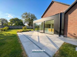 Wenst u dit pand te bezoeken? Neem dan contact met ons op via 02/460.80.46 of info@structura.be.Bent u op zoek naar een ruime, instapklare villa waar rust, comfort en kwaliteit hand in hand gaan? Dan zal deze in 2024 volledig gerenoveerde luxevilla in een landelijke omgeving u ongetwijfeld weten te bekoren. Dankzij de rustige ligging zonder inkijk, de grote aangelegde tuin en de hoogwaardige afwerking is deze woning ideaal voor gezinnen of voor wie op zoek is naar veel wooncomfort.De woning beschikt op het gelijkvloers over een inkomhal, een apart gastentoilet, een bureau, een ruime leef- en eetruimte en een prachtige, volledig uitgeruste open keuken met ontbijt­hoek. Dankzij de grote raampartijen geniet u van een overvloed aan natuurlijk licht en heeft u rechtstreeks toegang tot de ruime tuin met terras.Op de eerste verdieping bevinden zich een ruime nachthal, drie volwaardige slaapkamers, een apart toilet en een badkamer met dubbele wastafel en ligbad met douchewand. Daarnaast beschikt de woning over een garage, kelder, zolder en een ruime oprit.Karakteristieken- Rustige, landelijke ligging zonder inkijk- Grote aangelegde tuin met terras, zonneterras en serre- Garage, kelder, zolder en ruime oprit- CV op aardgas met hoogrendementsketel en vloerverwarming- Regenwateraansluiting- Alarmsysteem (zonder abonnement)- Verlichting en zonneblinden/gordijnrails aanwezig- Robotmaaier aanwezig (€60/maand)- Gunstig EPC: B (150 kWh/m² jaar)- Onmiddellijk beschikbaar- Huurwaarborg: 3 maanden