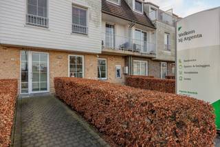 Op onze website www.reds.be kan u het grondplan, het EPC, alle foto's en de volledige beschrijving terugvinden. <br /><br />Kantoorruimte op top locatie in Kontich, op 5 minuten rijden van de oprit E19 Brussel - Antwerpen. <br /><br />In de huurprijs van 1250 euro/maand zitten ondergronds 2 autostaanplaatsen inbegrepen. De maandelijkse kost is +- 130 euro. Het kantoor is momenteel ingericht en beveiligd als bankkantoor wat een soortgelijke activiteit ideaal maakt. Het kantoor heeft een onthaal, 3 kantoorkamers, een keuken, een toilet en een berging. Daarnaast heeft u het private genot van de tuin achteraan. Onroerende voorheffing door de huurder te betalen. <br /><br />Bent u benieuwd en wenst u graag eens te komen kijken? Voor meer info of een bezoek ter plaatse kan u contact opnemen met Jakob via jakob@reds.be of op 0483 488 249