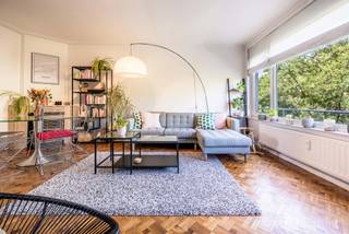 KOEKELBERG, op een steenworp afstand van de Basiliek van Koekelberg en het Elisabethpark, bevindt dit aangename appartement met een woonoppervlakte van ±70 m² zich op de 3e verdieping van een goed onderhouden flatgebouw met lift.
Dankzij de grote ramen baadt het appartement in natuurlijk licht en biedt het een gezellige en perfect ingedeelde leefomgeving. De ruime en gezellige woonkamer biedt gemakkelijk plaats aan een zit- en eethoek, terwijl de keuken, die in uitstekende staat verkeert, direct gebruiksklaar is. Het appartement beschikt over twee slaapkamers, waarvan er één gemakkelijk kan worden ingericht als kantoor, kinderkamer of uitbreiding van de woonkamer, geheel naar uw wensen. Een aangenaam terras op het oosten vormt een verlengstuk van de leefruimtes en laat u genieten van de eerste zonnestralen.
De ligging is een echte troef: in de directe omgeving van het metrostation Simonis, trams, bussen, winkels, scholen, restaurants, apotheken en het Elisabethpark biedt het een aangename leefomgeving die rust, groen en uitstekende bereikbaarheid naar het centrum van Brussel combineert.
Het pand is rond 2020 gerenoveerd, verkeert in uitstekende algemene staat en vereist geen ingrijpende werkzaamheden. Technisch gezien beschikt het pand over een conform elektrische installatie, een EPC-score van E, 48 kg/(m²/jaar) en een eigen kelder.
Een mooie kans, ideaal voor een eerste aankoop, een koppel of een kwaliteitsvolle investering.
Alle oppervlakten worden ter indicatie gegeven
