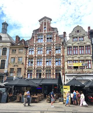 MAANDAG 29/6 BEZOEKDAG OP AFSPRAAK - 0488.85.81.84 STEL UW KANDIDATUUR VIA DE KANDIDATUURFICHE terug te vinden via de volgende link - https://www.agencedeville.be/nl/pand/korenmarkt-30302-9000-gent  (doormailen naar nancy@agencedeville.be). VRIJ RECENT GERENOVEERD APPARTEMENT IN 2020 MET 1 SLAAPKAMER EN TERRAS, in het centrum van Gent. Gelegen op de 3de verdieping met lift. Via de inkomhal komen we in de ruime leefruimte van 37m². Veel lichtinval. Aansluitend is er de ingerichte open keuken met ker. kookplaat, dampkap, oven, koelkast met vriesvak en vaatwasmachine. Wasruimte 4,6m². Er is een nachthal, badkamer 5m² met dubbel lavabomeubel en inloopdouche. Er is 1 slaapkamer 11m². Apart toilet. Super isolerende beglazing. Centrale verwarming op aardgas met hoge rendementsketel Viesmann. Ventilatiesysteem. Zeer energiezuinig appartement. (Energielabel A). Kosten 100€/maand provisie. Een echte aanrader! Gelegen in het centrum van Gent.