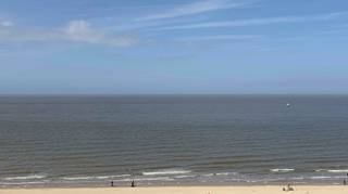 Op deze absolute toplocatie op de Zeedijk van Blankenberge, bevindt zich dit lichtrijke appartement met drie slaapkamers en een prachtig frontaal zeezicht. Daarbij geniet u van een uiterst centrale ligging nabij winkels, restaurants en openbaar vervoer. <br /><br />Het appartement zelf beschikt over een ruime inkomhal, recente keuken, aangename leefruimte, badkamer met bad en glazen douchescherm, 3 slaapkamers waarvan één met terras, apart toilet, bergruimte ( zowel in kelder als in het appartement) en een fietsenberging. <br />In het appartement zijn er heel wat zaken recent vernieuwd. Zo ligt er parket, is er een nieuwe keuken, is alles perfect geschilderd, is de elektriciteit conform en is er reeds hoogrendements - beglazing aanwezig.  Samen met het geïsoleerd dak van het gebouw zorgt dit voor een zeer energiezuinig appartement. EPC Label: B. <br /><br />Achteraan bevindt zich nog een klein terras zonder open zicht.  Extra troef zijn de toegang langs de achterzijde van het gebouw, waardoor laden en lossen eenvoudig mogelijk is — een groot voordeel gezien dit op de Zeedijk zelf vaak beperkt is, maar ook een fietsenberging voor maar liefst 2 fietsen.<br />Zowel als investering in een tweedeverblijf  of als vaste woonst is dit appartement een zeer interessant aanbod aan zee.  Interesse? Neem gerust contact op voor meer info of om uw bezoek in te plannen. 