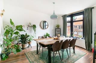 Dit gezellige duplex appartement is gelegen aan de Turnhoutsebaan 264 in Wijnegem, op een centrale locatie met winkels, openbaar vervoer en andere voorzieningen in de onmiddellijke omgeving.<br /><br />U betreedt het appartement via de inkomhal op het gelijkvloers. De trap brengt u naar de eerste verdieping, waar u terechtkomt in de aangename en lichtrijke leefruimte met eetkamer. Aansluitend bevindt zich de keuken, uitgerust met een keramische kookplaat, vaatwasser, koelkast met vriesvak en spoelbak.<br />Vanuit de leefruimte heeft u rechtstreeks toegang tot het grote terras van maar liefst 25 m². Een heerlijke buitenruimte met voldoende plaats voor een ruime eettafel en gezellige zithoek.<br />Op de tweede verdieping bevinden zich twee ruime slaapkamers van respectievelijk 19,5 m² en 14 m². Daarnaast vindt u hier de moderne badkamer, voorzien van een inloopdouche met regendouche en lavabo alsook een apart toilet<br /><br />Troeven:<br />+ Intapklaar<br />+ Ruim duplex appartement met privatieve kelder op -1<br />+ 2 volwaardige slaapkamers<br />+ Groot terras van 25 m²<br />+ Kleinschalig gebouw & individuele meters<br />+ Conforme elektrische installatie<br />+ Winkels en openbaar vervoer in de onmiddellijke omgeving<br /><br />Bent u op zoek naar een ruim duplex appartement met een uitzonderlijk groot terras op een centrale locatie in Wijnegem? Dan is dit appartement zeker een bezoek waard.<br />Interesse? Neem contact op met VB Vastgoed via 03 337 50 70 of info@vbvastgoed.be voor meer informatie of een bezichtiging.
