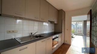 Square Estate offers you this charming flat located on the 3rd and top floor of a small building without a lift in Wemmel. This flat has a living...