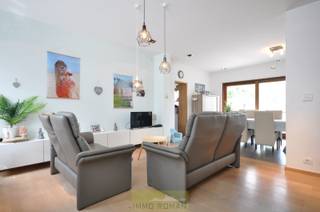 Gezellige instapklare woning met tuin te Zulzeke. Deze volledig gerenoveerde woning beschikt over alle comfort en is smaakvol met...