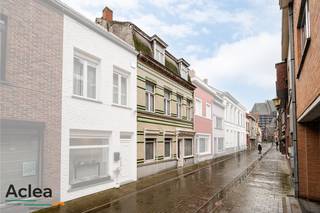 Ontdek de charme van vervlogen tijden in deze authentieke te renoveren burgerwoning, gelegen in het centrum van Eeklo. Met zijn statige gevel en karakteristieke architectuur biedt deze woning een unieke kans om een stukje geschiedenis te herstellen en uw eigen stempel te drukken op een prachtig pand.<br /><br />Stap binnen en laat u betoveren door de mogelijkheden die deze woning te bieden heeft. Met ruime kamers, hoge plafonds en originele elementen zoals sierlijsten, schouwen en houten vloeren ademt deze woning een sfeer van tijdloze elegantie en potentieel.<br /><br />De indeling is als volgt: <br />Ruime inkomhal, salon met authentieke meubels, eetruimte en keuken met toegang tot de stadskoer. Via de trap is er op het tussenverdiep een bureau.<br />Op de eerste verdieping zijn er 3 slaapkamers en een badkamer. De zolder geeft ruimte aan nog 2 slaapkamers en een polyvalente ruimte die verder kan ingedeeld worden.<br />Verder is er nog een ruime kelder en een berging die toegang geeft op de Raamstraat. Zo kan u de eigendom ook bereiken via een zijingang. <br /><br />Of u nu een liefhebber bent van renovatieprojecten of op zoek bent naar een investeringsmogelijkheid met karakter, deze woning zal u zeker bekoren. Met zijn centrale ligging dicht bij winkels, restaurants en openbaar vervoer, biedt de woning een mooie combinatie tot een prima locatie. <br /><br />Grijp deze kans om uw eigen droomhuis te creëren in het centrum van Eeklo, contacteer ons op 09/377.31.77 of via vastgoed@aclea.be