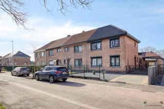 <h2><span>Completely renovated HOB on top location on quiet square in Genk</span></h2><p><span>Are you looking for a house ready to move in with space, comfort and a quiet location? This tastefully renovated half-open building, located on a nice and quiet square in the Koning Albertstraat, combines modern living comfort with a practical layout and many extras.</span></p><p><span>Upon entering the house, you find yourself in a spacious entrance hall that gives access to the bright living space. The cozy living room offers ample space for a sitting and dining area and connects nicely to the renovated kitchen, which is equipped with all modern comforts.</span></p><p><span>An additional asset on the ground floor is an additional bedroom ideal as an office, hobby room or ground floor living as well as a convenient storage room.</span></p><p><span>On the second floor there are several full bedrooms and a neat bathroom, perfect for the whole family.</span></p><p><span>Outside living is also pleasant. The home features a basement for additional storage space as well as a spacious double garage, providing exceptional storage space and parking.</span></p><h3><span>Features of this property</span></h3><ul><li><span>Completely renovated and ready to move in</span></li><li><span>Quiet location on a small square</span></li><li><span>Spacious and bright living space</span></li><li><span>Possibility of a bedroom on the ground floor</span></li><li><span>Cellar + double garage</span></li><li><span>Air conditioning</span></li><li><span>20 solar panels (energy efficient living)</span></li></ul><p><span>Electricity conform</span></p>