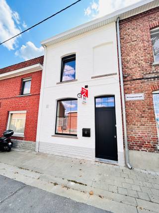 Volledig gerenoveerde woning met 3 slaapkamers.Indeling:Deze woning bestaat uit een inkomhal, toilet, badkamer, woonkamer met open keuken en...