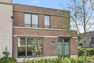 <strong>Recente BEN-woning met drie slaapkamers en carport op een hoekperceel van 269 m² op een toplocatie nabij het centrum van Turnhout en Vosselaar! EPC label A, elektriciteit conform en asbestvrij! </strong><br /><br /><strong>Ligging</strong>: <span>Klaverentroef is een nieuw woonerf in de speelkaartenwijk van Turnhout. Deze hoog aangeschreven residentiële wijk heeft de perfecte ligging voor wie overal vlakbij wil wonen. Het centrum van Turnhout en Vosselaar is op fietsafstand. Scholen, openbaar vervoer, werkgelegenheid en winkels zijn vlakbij. De E34 enerzijds en de ring van Turnhout anderzijds zorgen ervoor dat elke bestemming binnen handbereik is. Het naastgelegen bos zorgt tenslotte voor de ideale ontspanning samen met de diverse pleinen die de speelkaartenwijk voorziet.</span><br /><br /><strong>Indeling</strong>: <strong>+0</strong>: inkomhal - gastentoilet - woonkamer - eetkamer met open keuken - berging. <strong>+1</strong>: drie slaapkamers - badkamer - apart toilet - wasplaats. <strong>Buiten</strong>: tuinberging met carport. <br /><br /><strong>Omschrijving</strong>: de inkomhal beschikt over een apart gastentoilet en een handige vestiaire kast. Via de grote glazen industriële deur wandelen we de lichtrijke leefruimte binnen. De eetkamer is voorzien van een open keuken en biedt uitzicht op de tuin. De keuken is voorzien van alle moderene apparatuur zoals een combi-oven, ijskast, vaatwasser en een elektrisch vuur met dampkap. Aansluitend nog een praktische en ruime bergplaats.<br /><br />Op de eerste verdieping treffen we de drie slaapkamers met groottes van zo'n 12 m², 9 m² en 8 m². Daarnaast nog een ruime wasplaats en de badkamer dewelke voorzien is van een inloopdouche en een lavabomeubel met dubbele spoelbak. <br /><br />De tuin is uiterst rustig gelegen gezien de woonwijk zelf zich in een doodlopende lus bevindt. Aan de overkant van de woning bevindt zich één van de vele buurtspeelpleintjes. Achteraan de tuin komen we rechtstreeks bij de privatieve carport met een tuinberging van nog zo'n 12 m²! <br /><br /><strong>Bijzondere informatieplicht</strong>: in aanvraag.