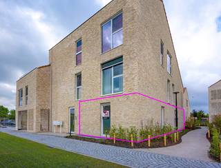 ZÉÉR VERZORGD GELIJKVLOERS NIEUWBOUWAPPARTEMENT MET RUIM TERRAS!Op zoek naar comfortabel en instapklaar wonen? Dit recent gelijkvloers...