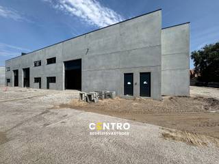 Nieuwbouw KMO-unit met een oppervlakte van 267m². Perfect gelegen op slechts 500m van de N9 en een vlotte verbinding naar de expressweg!<br /><br /><u><strong>Bijzonderheden:</strong></u><br />- Onmiddellijk beschikbaar bij akte!<br />- 6m VRIJE hoogte.<br />- Automatische sectionaalpoort + afzonderlijke toegangsdeur.<br />- Lichtstraat met rookluiken.<br />- Regenwaterpomp aanwezig.<br />- Zekeringkast aanwezig.<br />- Voldoende manoevreerruimte.<br />- Opslagruimte geschikt voor verschillende doeleinden.<br />- Polybetonvloer.<br />- Casco.<br />- Grotere oppervlaktes beschikbaar.<br />- Inrichten van kantoorruimte is mogelijk dankzij de ramen.<br />- Tevens INTERESSANT als belegging!<br />- Mogelijkheid tot aankoop van parking.<br /><br />De loods maakt deel uit van het gloednieuwe project 'ZONE CENTRUM'. Zeer geschikt voor eigen gebruik en INTERESSANT als belegging! Aarzel niet ons te contacteren voor verdere info en/of een bezoek ter plaatse: 050/70 01 02 - nicolas@centro.be.