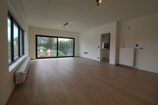 <strong>Instapklaar appartement</strong> te huur dichtbij het <strong>centrum van Roeselare</strong>.<br />Het is een <strong>ruim, lichtrijk met zonnig terras</strong>. <br />Indeling als volgt: Inkomhal geeft toegang tot de <strong>leefruimte en de keuken. </strong><br />De keuken is goed uitgerust met verschillende toestellen. <br /><br />Verder zijn er <strong>2 ruime slaapkamers</strong>, een <strong>badkamer met douche en apart toilet. </strong><br />In de huurprijs zit ook nog <strong>een bergruimte</strong> in de kelder inbegrepen.<br /><br />Zowel vooraan het appartement als achteraan is er een <strong>terras</strong>. <br />Het appartement is volledig geschilderd en voorzien van verlichting. <br />Het is perfect <strong>instapklaar vanaf 01/07/2026</strong><br /><br />Huurprijs is <strong>€ 775/per maand.</strong><br />Er is een gemeenschappelijke kost van € 35/per maand. <br /><br />Parkeren is mogelijk in de straat en het is ook goed bereikbaar met openbaar vervoer.<br /><br /><span>Graag meer info of een bezoek? Geef ons een seintje!</span><br /><br /> 