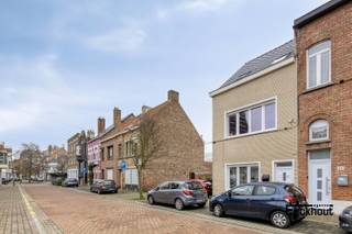 Deze energiezuinige rijwoning (EPC A) bevindt zich op slechts enkele passen van diverse winkels en supermarkten, invalswegen, scholen en bushaltes. Het strand ligt op nog geen kilometer van de woning en het centrum is te bereiken op 5 minuten fietsen.<br />Het huis onderging reeds grote renovatiewerken: het dak werd volledig vernieuwd (inclusief nieuwe isolatie), de muren werden geïsoleerd, de elektriciteit werd vernieuwd (conforme keuring), de ramen werden vernieuwd (driedubbel en HR-beglazing),....<br />Indeling: <br />- op het gelijkvloers: inkomhal, diepe berging (ideaal voor fietsen), woonkamer, aparte keuken, badkamer met ligbad, lavabomeubel, toilet en aansluiting voor wasmachine, zonnige (zuidwestoriëntatie) koer met aansluitende berging;<br />- op de eerste verdieping: nachthal, 2 grote slaapkamers;<br />- op de tweede verdieping: 3e grote slaapkamer met aansluitende badkamer (zeer recent vernieuwd) voorzien van een toilet, dubbel lavabomeubel en bad met douchescherm.<br />Er zijn elektrisch bedienbare rolluiken aanwezig aan de woonkamer en de slaapkamers. Er zijn 10 zonnepanelen aanwezig.<br />Mits enkele opfriswerken maakt u van deze woning een ware parel!