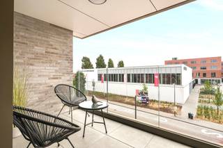 Luxe-appartement, afgewerkt met de beste materialen! 6% BTW mogelijk! Topgelegen, in de nabijheid van openbaar vervoer, winkels, scholen, in het CENTRUM van Avelgem. Kwalitatief gebouw, voor mensen die op zoek zijn naar luxe en afwerking. INDELING: inkom en apart toilet, gezellige zithoek, geïnstalleerde keuken met EILAND en extra eetplaats, grote handige berging, nachthal, 2 slaapkamers en badkamer. Bezoek na afspraak met IMMO BEGUIN: info@immobeguin.be