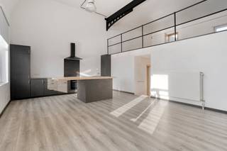 Dit pand combineert uitstekende commerciële mogelijkheden met comfortabel wonen, midden in het centrum.<br /><br />Indeling:<br /><br />Gelijkvloers (ca. 117 m²), perfect geschikt als handelspand, kantoorruimte, praktijk, of studio (bv. nagelstyliste, schoonheidssalon).<br />- De ruimtes zijn  casco, waardoor u de afwerking volledig naar eigen wens kunt invullen. Creëer de professionele omgeving die perfect bij uw activiteit past!<br />- Gelegen aan een drukke verbindingsweg, geniet u van een uitstekende zichtbaarheid en een vlotte bereikbaarheid voor uw cliënteel.<br />- Voldoende parkeergelegenheid op eigen terrein is een absolute troef, wat het comfort voor uw klanten garandeert.<br /><br />Loftappartement: <br /><br />- Eerste verdiep: Een ruime leefruimte, ingerichte keuken met alle comfort, een badkamer, toilet en een slaapkamer.<br />- Tweede Verdieping: Een lichte, open zithoek en een traphal met handige aansluitingen voor wasapparatuur.<br /><br /><br />Hobbyruimte:<br /><br />Achter de woning bevindt zich een ruim atelier/hobbyruimte met een stoere, industriële look. Ideaal voor de creatieve ondernemer, hobbyist, of als extra opslag/werkruimte. <br /><br />Het gebouw onderging een grondige renovatie, inclusief nieuwe ramen, isolatie, aanpassing elektriciteit, wat resulteert in een uitstekende EPC-score C!<br /><br />Dit pand is strategisch gelegen:<br /><br />- Alle voorzieningen in de onmiddellijke nabijheid (winkels, scholen, openbaar vervoer).<br />Vlotte Connectie op slechts 5 min. van Eeklo, Maldegem en de E34 richting Knokke, Antwerp, Brugge<br /><br />Mis deze unieke combinatie van wonen en werken op een toplocatie niet! Een zeldzame kans om uw droompand in Adegem (Maldegem) te realiseren.<br /><br /><br /><br />Deze AI-visualisaties zijn bedoeld als inspiratie. Er werd geen rekening gehouden met technische specificaties, stedenbouwkundige voorschriften of de concrete mogelijkheden tot realisatie.