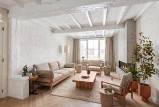 Op een uitstekende ligging, vlak bij alle commerciële voorzieningen, bevindt zich deze perfect onderhouden woning. De solide constructie en zongerichte oriëntatie zorgen voor een aangenaam wooncomfort. Gelegen op wandelafstand van de Zeedijk en het strand is deze woning ideaal als vaste woonst, tweede verblijf of interessante investering aan zee.<br /><br />Indeling:<br />Ruime inkomhal, leefruimte met eetplaats en zithoek, uitgeruste leefkeuken, praktische berging/wasplaats, badkamer met inloopdouche. <br />Verdieping met nachthal, drie slaapkamers, ruimte zolderruimte met de mogelijkheid tot extra slaapkamers. <br /><br />Grote kelder. <br /><br />Zongerichte buitenruimte met polyvalente ruimte achteraan. <br /><br />Bezoeken? Graag na afspraak met Avantimmo op het nummer 050 62 50 55