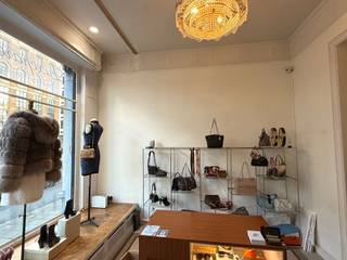 <strong>Prachtige handelsruimte in hartje Antwerpen! </strong><br /><br />Deze handelsruimte (ca. 60m²) is gelegen op de Mechelsesteenweg, om de hoek van de Britselei. <br /><br />Het gelijkvloers leent zich er perfect toe om een mooie klassieke zaak uit te baten. De -1 verdieping is ideaal als kantoorruimte of stockageruimte. <br /><br />Geen horeca!