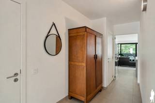 <p><strong>Lichtrijk 2-slaapkamerappartement met epc A, terras en zeer ruime garagebox in hartje Heide</strong></p>
<p>Op een <strong>absolute toplocatie in het centrum van Heide</strong> bevindt zich dit lichtrijke en verzorgde appartement op de eerste verdieping. De open leefruimte met grote raampartijen vormt samen met de keuken een aangenaam geheel en sluit rechtstreeks aan op het <strong>ruime terras met groen uitzicht</strong>. Met <strong>2 slaapkamers, een praktische berging/wasplaats en een uitzonderlijk ruime garagebox</strong> beschikt het appartement over alle troeven voor comfortabel wonen op wandelafstand van het centrum.</p>
<p><strong>Eerste verdieping<br /></strong>- Inkomhal met <strong>gastentoilet met handenwasser<br /></strong>- Lichtrijke en open leefruimte met grote raampartijen en een aangenaam zicht op het omliggende groen<br />- Rechtstreekse toegang vanuit de leefruimte tot het <strong>terras<br /></strong>- Open keuken met <strong>royaal kookeiland</strong> en geïntegreerde toestellen, waaronder keramische kookplaat, combi-oven, koelkast, dampkap en vaatwasser<br /><strong>- 2 volwaardige slaapkamers<br /></strong>- Verzorgde badkamer met <strong>inloopdouche, dubbel lavabomeubel en buitenraam<br /></strong>- Praktische <strong>berging/wasplaats<br /></strong>- Tegelvloer in de leefruimtes en laminaat in de slaapkamers</p>
<p><strong>Terras<br /></strong>- Ruim terras afgewerkt in <strong>hardhout<br /></strong>- Rechtstreeks toegankelijk vanuit de leefruimte<br />- Aangenaam <strong>uitzicht op het omliggende groen<br /></strong>- Voldoende ruimte voor een gezellige zit- of eethoek</p>
<p><strong>Garage en berging<br /></strong><strong>- Zeer ruime privatieve garagebox</strong> inbegrepen<br />- Voorzien van een <strong>automatische sectionaalpoort<br /></strong>- Bijkomende bergruimte beschikbaar in de gemeenschappelijke kelder</p>
<p><strong>Bijzonderheden<br /></strong>- <strong>Absolute toplocatie in het centrum van Heide<br /></strong>- <strong>2 slaapkamers<br /></strong>- Lichtrijke open leefruimte met grote raampartijen<br />- Ruim terras met <strong>groen uitzicht<br /></strong>- Zeer ruime garagebox inbegrepen<br />- Aluminium ramen met <strong>triple beglazing<br /></strong>- Verwarming op aardgas via radiatoren<br />- <strong>3 zonnepanelen</strong> ten behoeve van het appartement<br />- Ventilatie D-systeem<br />- Videofoon<br />- Praktische berging/wasplaats<br />- Kleinschalig gebouw <strong>zonder lift<br /></strong>- Rustig appartement met een aangenaam wooncomfort</p>
<p><strong>Ligging</strong></p>
<p>Gelegen aan de <strong>Wilgendreef in Kalmthout-Heide</strong>, op een bijzonder centrale locatie met het centrum letterlijk binnen handbereik. Winkels, horeca, dagelijkse voorzieningen en het <strong>station van Heide</strong> bevinden zich op wandelafstand. Tegelijkertijd zorgen het vele omliggende groen en de nabijheid van de <strong>Kalmthoutse Heide</strong> voor een aangename combinatie van centraal en groen wonen.</p>
<p><strong>Een verzorgd en lichtrijk appartement dat een topligging in Heide combineert met 2 slaapkamers, een groen terras en een bijzonder ruime garagebox.</strong></p>
<p>Bewoonbare opp. 99,60 m² ref.: bruto vloeropp. volgens plannen</p>