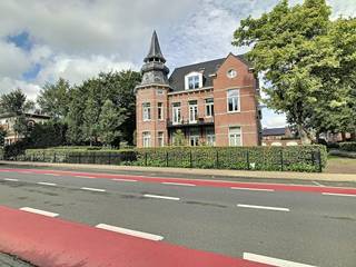 Het appartement is piekfijn onderhouden en met oog voor detail ingericht. De inkomhal is voorzien van een apart gastentoilet en geeft toegang tot...
