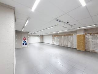Cet établissement commercial polyvalent est situé dans la rue commerçante animée de Furnes. Avec une superficie généreuse (268 m²), c'est l'endroit idéal pour une boutique ou un magasin spécialisé. En plus de l'espace commercial actuel (160 m²), il y a un spacieux débarras (90 m²) et une cave.Pas de soucis de stationnement ni de traînées de marchandises dans le magasin : ce bâtiment dispose d'un garage et d'une entrée arrière par une rue calme. Il y a également une grande cave.Vous combinez ici le meilleur des deux mondes : un emplacement idéal pour vos clients et un confort de travail optimal pour vous-même.> détails :- vitrine : 8 m- chauffage central au gaz- sol carrelé- porte d'entrée automatique- unité de climatisation- plafond carrelé- Transports en commun à la charge du locataireContactez-nous dès aujourd'hui pour une visite et découvrez le potentiel de cette propriété ! Appelez le 0477 23 05 06.