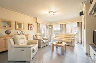 <p><strong>INDELING</strong><br /><strong>GELIJKVLOERS</strong><br />Inkomhal met vestiaireruimte; toiletruimte met handenwasser;<br />Woonkamer met gashaard. Keuken voorzien van vitro keramische kookplaat, afzuigkap, koelkast en oven.<br />Aansluitende berging voorzien van legschabben. <br />Nachthal. 3 slaapkamers. <br />Badkamer voorzien van ruime inloopdouche, toilet en dubbel badkamermeubel.<br />Berging voorzien van aardgasbrander. <br />Achterinkom/wasplaats met ingemaakte kasten, uitgietbak, zolderluik en aansluiting voor wasmachine/droogkast.<br />Veranda.<br /><br /><strong>ZOLDERVERDIEPING</strong><br />Geïsoleerde bergzolder. <br /><br /><strong>BUITEN</strong><br />Voortuin met oprit met poort.<br />Garage met automatische poort.<br />(Overdekt) terras met omheinde tuin, opgesplits in tuingedeelte en weide met verschillende bijgebouwen (o.a. volière, houten tuinberging, schuilhok voor de reeën).<br /><br /><strong>BIJZONDERHEDEN</strong><br />Houten ramen. Dubbele beglazing. Aardgas. <br /><br /><strong>POSITIEVE ASPECTEN<br /></strong>Laagbouwwoning die gedeeltelijk gerenoveerd is (o.a. vloeren, woonkamer, dak (pannen, oversteek, dakgoten))<br />Woning met 3 volwaardige slaapkamers op het gelijkvloers<br />Op fietsafstand van het centrum van Merksplas, wandelafstand van de Kolonie van Merksplas<br />Zeer goede ligging (landelijk, doch goed bereikbaar)<br /><br /><em>Stedenbouwkundige inlichtingen in aanvraag.</em></p>