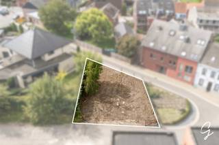 Te koop: Sompelplein Oudenaarde<br /><br />Mooie gelegen perceel met een totale oppervlakte van 270 m2.<br /><br />- Geen overstromingsgebied, A-label.<br />- Dichtbij de N8 en centrum Oudenaarde.<br /><br />Bijkomende info kan opgevraagd worden is beschikbaar op aanvraag bij Ruben Achtergaele via ruben@cornelis-goeman.be<br />Verdere afmeting in deze advertentie zijn informatief en niet bindend.
