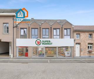 Topo-Immo biedt u deze gelijkvloerse handelsruimte aan met een oppervlakte van 315m², gelegen in het hartje van Onze-Lieve-Vrouw-Lombeek...