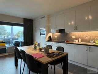 Prachtig appartement met 2 slaapkamers en terras te Herenthout. <br /><br />Dit appartement bevindt zich op de eerste verdieping en bestaat uit een inkomhal, gastentoilet, badkamer (met inloopdouche en enkele lavabo), twee slaapkamers, open leefruimte met keuken (voorzien van afwasmachine, combioven, koelkast, ...), ruim terras, berging/wasruimte (met aansluiting voor wasmachine), carport en gemeenschappelijke fietsenberging. <br /><br />Het appartement is tevens uitgerust met zonnepanelen!<br />Er is een lift aanwezig in het gebouw. <br /><br />De maandelijkse huurprijs bedraagt 890 euro.<br />Alle verbruik is individueel. <br />Er zijn geen gemeenschappelijke kosten.<br /><br />Dit appartement is beschikbaar vanaf 01/01/2027!<br /><br />De EPC-waarde bedraagt 76 kWh/m² (Label A)<br />Contacteer ons via info@debaco.be of bel ons op 014/73.77.77 voor een bezoek ter plaatse!