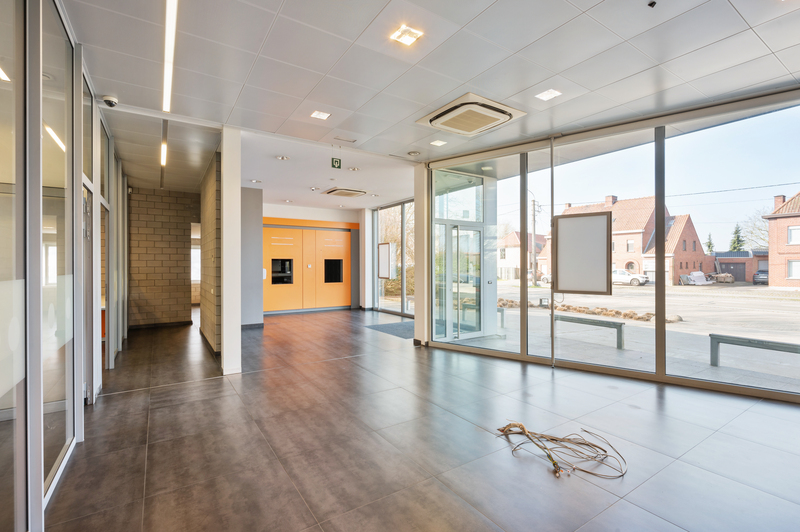 Te koop: Commercieel gelegen kantoorruimte met privé parking - foto 5