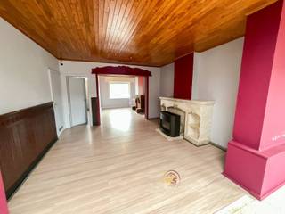 VEELZIJDIGE WONING MET GROOT POTENTIEEL. Dit interessant pand in Lauwe biedt een totale oppervlakte van 164 vierkante meter woonruimte op een grondoppervlak van 244 vierkante meter. Inkom, ruime living met grote open keuken. Badkamer gelijkvloers met douche, afzonderlijk toilet. Grote garage en extra private parking. Mooie tuin met terras en grote tuinberging. Op verdieping 2 grote slaapkamers en 1 kleine kamer/dressing. Te renoveren woning met veel mogelijkheden te Lauwe.