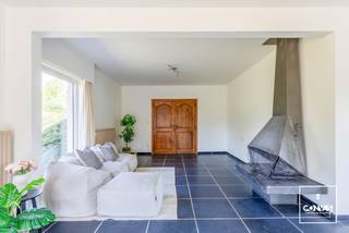 Op zoek naar<strong> ruimte, rust en groen </strong>op een gegeerde locatie? Deze villa, gelegen in Rozenhoed 49 te <strong>Vinderhoute</strong>, biedt een mooie woonomgeving voor wie houdt van een rustige en groene omgeving, zonder de nabijheid van Gent uit het oog te verliezen.<br /><br />Bij het binnenkomen wordt u verwelkomd in een <strong>ruime inkomhal</strong> met apart toilet. De woning beschikt over een grote woonkamer en keuken, die dankzij de <strong>vele raampartijen</strong> een aangename verbinding met de tuin creëert. Via de inkomhal is er bovendien een <strong>aparte kamer</strong> die kan worden ingericht als slaapkamer, bureauruimte of hobbykamer. Op het gelijkvloers bevinden zich verder een badkamer, <strong>garage </strong>en praktische <strong>oprit met carport</strong>. Op de eerste verdieping bevinden zich maar liefst <strong>vier slaapkamers</strong> en een ruime badkamer. Hierdoor biedt de woning volop ruimte voor een gezin, thuiswerk of hobby's.<br /><br />Ook buiten heeft deze villa heel wat te bieden. De woning is <strong>volledig omringd door de tuin</strong>, waardoor het groen vanuit verschillende ruimtes aanwezig is en er een aangenaam gevoel van privacy en rust ontstaat. Vanuit de tuin is er een poortje dat rechtstreeks<strong> toegang </strong>geeft tot de <strong>speeltuin </strong>van de woonwijk. De kinderen kunnen er gemakkelijk samen buiten spelen, terwijl de tuin een rustige plek blijft om thuis te genieten.<br /><br />Wens je graag een bezoek in te plannen? Contacteer Laura via <strong>0492 07 26 62</strong> of <strong>laura@convas.be</strong>