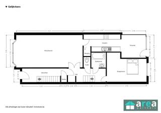 <p><span>Achter deze charmante gevel, in een kindvriendelijke buurt in het gegeerde Deurne-Zuid, schuilt een verrassend ruime gezinswoning, met ideale indeling voor een tweewoonst. Het betreft een te renoveren woning met een ruime garage op de sous-sol, een grote tuin en 3 à 4 slaapkamers, afhankelijk van het gebruik. Dankzij de opwaardering van de Arena-buurt biedt dit pand veel toekomstpotentieel, wat het extra aantrekkelijk maakt. Met drie mooie parken (waaronder Te Boelaerpark) in de buurt en alle voorzieningen op wandelafstand is de ligging een absolute troef.</span></p><p><span> </span></p><p><span>Ideaal voor wie graag de handen uit de mouwen steekt en de woning naar eigen smaak wil renoveren.</span></p><p><span> </span></p><p><span>Grootste troeven:</span></p><p><span>- ideale mogelijkheid voor tweewoonst (aparte ingangen via inkomhal mogelijk)</span></p><p><span>-Centrale locatie in gegeerde buurt!</span></p><p><span>-Ruime woning met veel potentieel</span></p><p><span>-Noordoost gerichte tuin (100m²)</span></p><p><span>-Parkeermogelijkheden (oprit + garage)</span></p><p><span> </span></p><p><span>Indeling:</span></p><p><span>-Sous-sol: Op te frissen: Ruime garage met bergruimte. De sous-sol is bereikbaar via de traphal en tevens met 2</span><span><sup>de</sup></span><span> trap vanuit het gelijkvloers: achteraan op de sous-sol bevinden zich twee slaapkamers/bureauruimte.</span></p><p><span>-GLVL: Op te frissen: de lichte living (32m²) voelt zeer ruim aan en gaat over in de geïnstalleerde keuken (10m²). De veranda (8m²) daarachter geeft toegang tot de gezellige en groene tuin (100m²). Via de hal is er toegang tot de badkamer (3m²) en apart toilet,  en tot een slaapkamer (16m²) achteraan.</span></p><p><span>-V1: reeds volledig gestript! Op deze verdieping bevindt zich langs de voorzijde een ruime kamer of tweede living van 32m² met aansluitend een potentiële 2de keuken (7m²). Achteraan treffen we de laatste slaapkamer (18m²), een apart toilet alsook het momenteel overdekte, maar potentiële terras (6m²).</span></p><p><span> </span></p><p><span>Voor meer informatie kan u terecht bij Area Partners: Info@area.be of 03/284.60.60</span></p><p><span> </span></p>