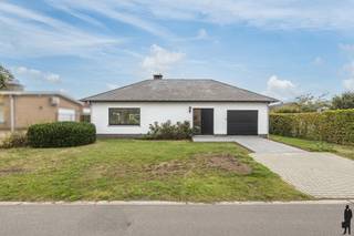 Karakteristieke, gerenoveerde en mooi gelegen villa met o.a. 3 slaapkamers, riante leefruimte, inpandige garage en gezellig ingerichte,...