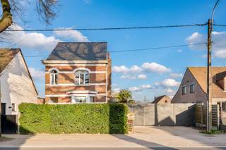 <p><strong>Volledig gerenoveerde, energiezuinige en charmante gezinswoning</strong> met <strong>4 slaapkamers</strong> op een mooi perceel te Essen.<br /><br />Op een <strong>centrale en vlot bereikbare ligging in Essen-Wildert</strong> bevindt zich deze instapklare, volledig gerenoveerde gezinswoning met maar liefst 4 volwaardige slaapkamers en 1 grote badkamer.<br />De woning onderging in 2013 een grondige <strong>totaalrenovatie</strong>, waarbij het volledige huis werd gestript en vernieuwd. Hierbij werd niet alleen aandacht besteed aan de esthetische afwerking, maar ook aan technieken en energiezuinigheid. <strong>De renovatie werd bovendien op een correcte en vakkundige manier uitgevoerd, met gebruik van kwalitatief hoogwaardige en duurzame materialen.</strong> Verder beschikt deze woning nog over een magazijn van ca. 75m².</p>
<p>Indeling:</p>
<p><strong>Gelijkvloers:</strong><br />-verzorgde inkomhal die toegang biedt tot de leefruimte<br />-een apart gastentoilet met handenwasser<br />-de <strong>gezellige leefruimte</strong>, de houtkachel zorgt voor <strong>extra sfeer en gezelligheid</strong> tijdens de wintermaanden, terwijl de <strong>vloerverwarming </strong>op het volledige gelijkvloers zorgt voor optimaal comfort<br />-de <strong>open keuken</strong> vormt het hart van de woning en beschikt over <strong>grote glaspartijen</strong> met <strong>directe connectie naar de tuin</strong> en het overdekte terras. De keuken is uitgerust met een 6-pits gasfornuis, elektrische oven en geïntegreerde vaatwasmachine en biedt bovendien veel kastruimte dankzij de lange ingewerkte kastenwand<br />-aansluitend bevindt zich een praktische berging/wasplaats met aansluitingen voor wasmachine en droogkast, alsook een uitgietbak. De berging geeft via een vaste trap toegang tot een berg-/speelzolder<br />-bergzolder met vaste trap<br />-op het gelijkvloers bevindt zich tevens de badkamer, uitgerust met een ligbad, grote inloopdouche, dubbele wastafel en hangtoilet. De badkamer is voorzien van ventilatie, wat bijdraagt aan een gezond binnenklimaat.<br /><br /><strong>Verdieping:</strong><br />-op de eerste verdieping bevinden zich <strong>drie volwaardige slaapkamers</strong> met aangename lichtinval.</p>
<p><strong>Tweede verdieping</strong><br />-master bedroom met dressing<br />-een apart toilet<br /><br /><strong>Buitenruimte</strong><br />De woning beschikt over een <strong>aangename tuin met een tuinhuis en overdekt terras</strong>, ideaal om het hele jaar door buiten te genieten. De aanwezige vijver zorgt voor een rustgevende uitstraling.<br />Daarnaast is er een<strong> carport en een ruime loods van ca. 75 m², </strong>ideaal voor stockage, hobbyruimte of garage.<br />De loods is voorzien van elektriciteit ( conform gekeurd).<br />Verder beschikt de woning over 4 parkeerplaatsen op eigen terrein.<br />Centrale ligging nabij winkels, scholen en openbaar vervoer.<br /><strong>Een instapklare, energiezuinige gezinswoning met ruimte, comfort en tal van mogelijkheden.</strong></p>
<p><strong>Troeven:</strong><br />Deze woning is technisch volledig in orde en bijzonder energiezuinig uitgerust:<br />-<strong>18 zonnepanelen</strong><br />-<strong>thuisbatterij van 10 kWh</strong><br />-zonneboiler<br />-efficiënte gasketel<br />-<strong>deels driedubbele beglazing </strong>(aanbouw)<br />-vloerverwarming op het gelijkvloers<br />-elektrische installatie is <strong>conform<br /></strong><strong>-</strong> ventilatiesysteem</p>
<p>Dit alles resulteert in comfortabel en toekomstgericht wonen</p>
<p></p>