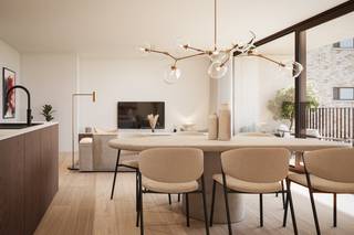 Ontdek Residentie Honoré, een gloednieuw woonproject gelegen in een rustige en aangename buurt in Oostende. Deze kleinschalige residentie telt slechts 10 energiezuinige appartementen, ideaal voor wie op zoek is naar comfort, privacy en een duurzame levensstijl. Elk appartement beschikt over twee volwaardige slaapkamers en een ruim terras. Dankzij het doordachte ontwerp en de moderne afwerking voel je je hier meteen thuis. Een gemeenschappelijke fietsenberging is voorzien voor wie de stad graag op een duurzame manier wil verkennen. Voor extra comfort is er ook de mogelijkheid om een garage te huren nabij het gebouw. Of je nu op zoek bent naar een eerste woning, een investering of een rustige uitvalsbasis aan zee, Residentie Honoré biedt het allemaal. Interesse? Neem vandaag nog contact met ons op voor plannen, prijzen en beschikbaarheden.