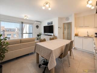 <p><strong>Instapklaar appartement met 3 slaapkamers</strong>,<strong> EPC-label A</strong>, <strong>zonnig terras én garage op toplocatie in Ronse.</strong><br />Op zoek naar een ruim, energiezuinig en instapklaar appartement? Dan is dit prachtige appartement met drie slaapkamers, EPC-label A en een zonnig terras absoluut een bezoek waard!<br />Dankzij de <strong>airconditioning </strong>in de leefruimte, muggenramen en <strong>regenwaterrecuperatie </strong>voor toilet en wasmachine geniet u hier van <strong>optimaal wooncomfort én een lage energiefactuur.</strong><br /><br /><strong>De ligging is een absolute troef:</strong> op <strong>wandelafstand </strong>van het centrum van Ronse, met winkels, scholen en openbaar vervoer binnen handbereik.<br /><strong>Extra pluspunt: </strong>een garagebox met elektriciteit en stopcontact is inbegrepen, ideaal voor uw wagen, fietsen of extra opslag.<br />Een energiezuinig, instapklaar appartement met alle comfort op een uitstekende ligging. </p>
<br /><strong>Indeling: </strong>Via de inkomhal met vestiaire en apart gastentoilet komt u terecht in de lichtrijke woonkamer, die rechtstreeks uitgeeft op het aangename zongerichte terras, uitgerust met een zonneluifel. De open, volledig uitgeruste keuken sluit hier naadloos op aan en beschikt over een praktische berging met aansluiting voor een wasmachine en droogkast.<br />Verder omvat het appartement drie volwaardige slaapkamers en een verzorgde badkamer met lavabo en douche.<br />Het gebouw is voorzien van een lift en biedt extra bergruimte dankzij een private kelderberging en een gemeenschappelijke fietsen- en afvalberging.<br /><br /><strong>Adres:</strong> Frédéric Bruneellaan 38 bus 301 te Ronse<br />Beschikbaar vanaf 1 september 2026<br />Huurprijs: €850/ maand + €40/maand syndic<br />EPC: 85 kWh/m² UC: EP12576 - label A