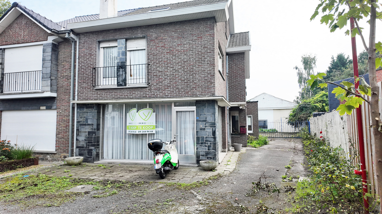 Ruime gezinswoning te koop in Eeklo met 3 slaapkamers met een ruime loods achteraan, die perfect voor een combinatie van comfortabel wonen en werken kan zijn. - foto 1